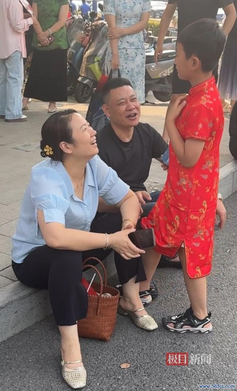 9岁弟弟穿旗袍祝姐姐高考旗开告捷